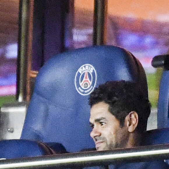 Hatem Ben Arfa et Jamel Debbouze dans les loges - Match du Paris Saint-Germain contre Dijon Football Côte-d'Or lors de la 6e journée de Ligue 1, au Parc des Princes, Paris, France, le 21 septembre 2016. © Pierre Perusseau/Bestimage