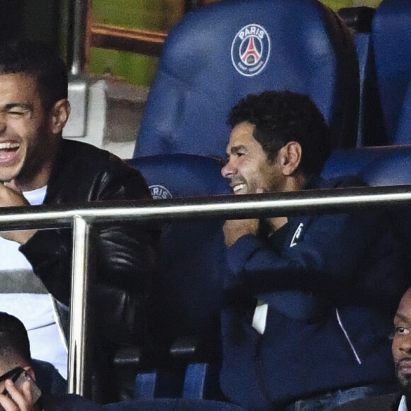 Hatem Ben Arfa et Jamel Debbouze dans les loges - Match du Paris Saint-Germain contre Dijon Football Côte-d'Or lors de la 6e journée de Ligue 1, au Parc des Princes, Paris, France, le 21 septembre 2016. © Pierre Perusseau/Bestimage