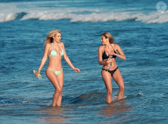 Kennedy Summers et Khloe Terae en pleine séance photo pour 138 Water sur la plage de Malibu, le 20 septembre 2016.