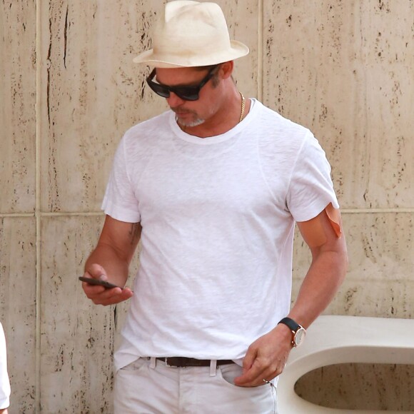 Exclusif - Brad Pitt emmène son fils Maddox Jolie-Pitt faire du shopping à Neiman Marcus à Beverly Hills. Brad a 2 pansements XXL au bras gauche. Le 28 juillet 2016