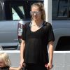 Exclusif - Teresa Palmer enceinte se balade avec son fils Bodhi Webber dans les rues de Los Feliz, le 21 septembre 2016