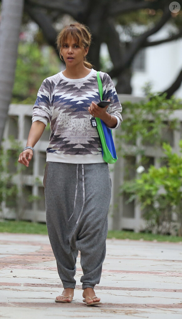 Exclusif - Halle Berry et sa fille Nahla Aubry se promènent à Los Angeles, le 19 septembre 2016.