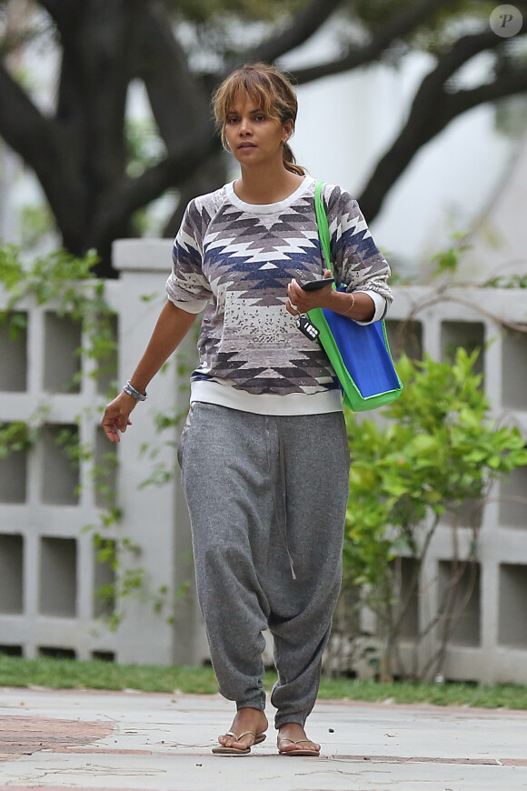 Exclusif - Halle Berry et sa fille Nahla Aubry se promènent à Los Angeles, le 19 septembre 2016.