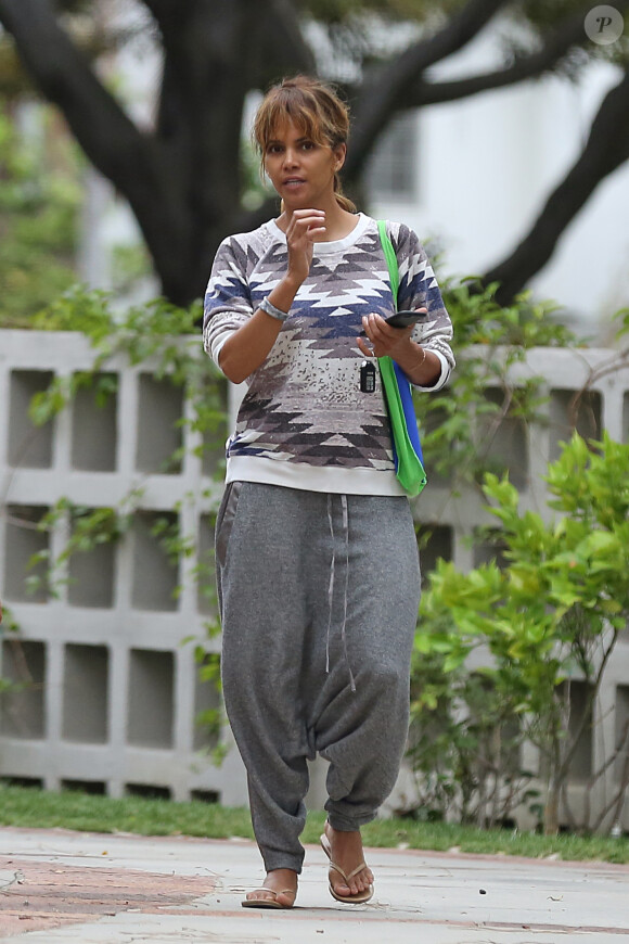 Exclusif - Halle Berry et sa fille Nahla Aubry se promènent à Los Angeles, le 19 septembre 2016.