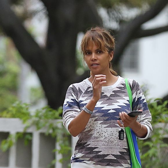Exclusif - Halle Berry et sa fille Nahla Aubry se promènent à Los Angeles, le 19 septembre 2016.