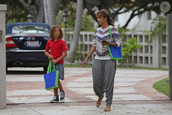 Exclusif - Halle Berry et sa fille Nahla Aubry se promènent à Los Angeles, le 19 septembre 2016.