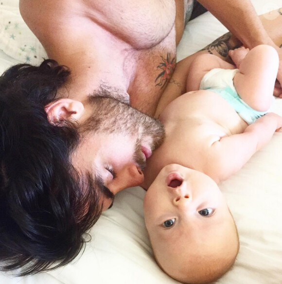 La petite Jetaime dans les bras de son papa Jonathan (Secret Story 3)