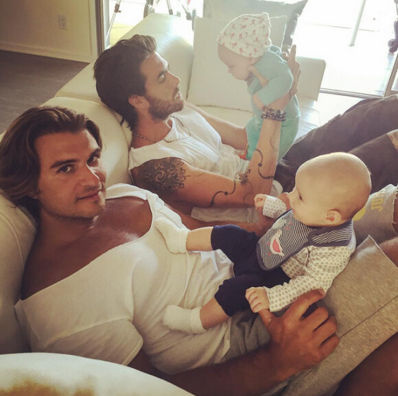Jonathan et Romain de Secret Story, heureux papas. Juillet 2015.