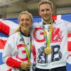 Laura Trott et Jason Kenny posant avec leurs médailles d'or de l'omnium et du keirin aux Jeux olympiques de Rio de Janeiro le 16 août 2016.