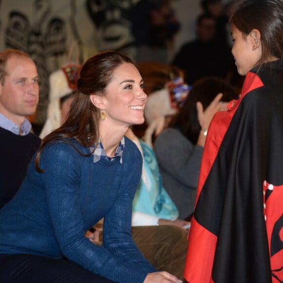 Kate Middleton et le prince William, duchesse et duc de Cambridge, ont pris part à une cérémonie de bienvenue traditionnelle lors de leur rencontre avec la nation Heiltsuk à la réserve amérindienne de Bella Bella le 26 septembre 2016, au troisième jour de leur visite officielle au Canada.