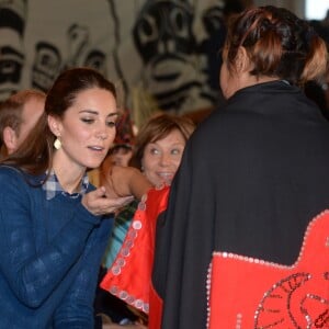 Kate Middleton et le prince William, duchesse et duc de Cambridge, ont pris part à une cérémonie de bienvenue traditionnelle lors de leur rencontre avec la nation Heiltsuk à la réserve amérindienne de Bella Bella le 26 septembre 2016, au troisième jour de leur visite officielle au Canada.