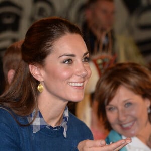 Kate Middleton et le prince William, duchesse et duc de Cambridge, ont pris part à une cérémonie de bienvenue traditionnelle lors de leur rencontre avec la nation Heiltsuk à la réserve amérindienne de Bella Bella le 26 septembre 2016, au troisième jour de leur visite officielle au Canada.