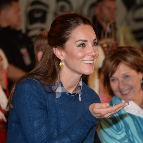 Kate Middleton et le prince William, duchesse et duc de Cambridge, ont pris part à une cérémonie de bienvenue traditionnelle lors de leur rencontre avec la nation Heiltsuk à la réserve amérindienne de Bella Bella le 26 septembre 2016, au troisième jour de leur visite officielle au Canada.