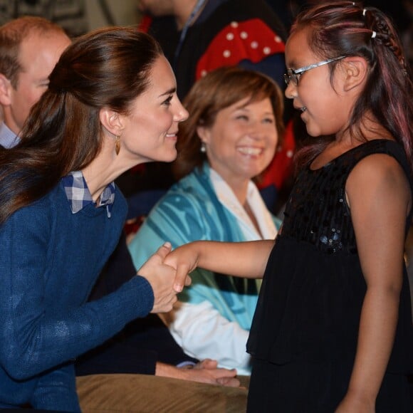 Kate Middleton et le prince William, duchesse et duc de Cambridge, ont pris part à une cérémonie de bienvenue traditionnelle lors de leur rencontre avec la nation Heiltsuk à la réserve amérindienne de Bella Bella le 26 septembre 2016, au troisième jour de leur visite officielle au Canada.