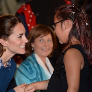 Kate Middleton et le prince William, duchesse et duc de Cambridge, ont pris part à une cérémonie de bienvenue traditionnelle lors de leur rencontre avec la nation Heiltsuk à la réserve amérindienne de Bella Bella le 26 septembre 2016, au troisième jour de leur visite officielle au Canada.