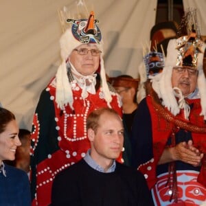 Kate Middleton et le prince William, duchesse et duc de Cambridge, ont pris part à une cérémonie de bienvenue traditionnelle lors de leur rencontre avec la nation Heiltsuk à la réserve amérindienne de Bella Bella le 26 septembre 2016, au troisième jour de leur visite officielle au Canada.