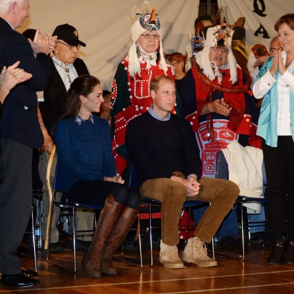 Kate Middleton et le prince William, duchesse et duc de Cambridge, ont pris part à une cérémonie de bienvenue traditionnelle lors de leur rencontre avec la nation Heiltsuk à la réserve amérindienne de Bella Bella le 26 septembre 2016, au troisième jour de leur visite officielle au Canada.