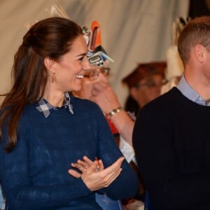 Kate Middleton et le prince William, duchesse et duc de Cambridge, ont pris part à une cérémonie de bienvenue traditionnelle lors de leur rencontre avec la nation Heiltsuk à la réserve amérindienne de Bella Bella le 26 septembre 2016, au troisième jour de leur visite officielle au Canada.