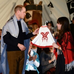 Kate Middleton et le prince William, duchesse et duc de Cambridge, ont pris part à une cérémonie de bienvenue traditionnelle lors de leur rencontre avec la nation Heiltsuk à la réserve amérindienne de Bella Bella le 26 septembre 2016, au troisième jour de leur visite officielle au Canada.