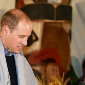 Kate Middleton et le prince William, duchesse et duc de Cambridge, ont pris part à une cérémonie de bienvenue traditionnelle lors de leur rencontre avec la nation Heiltsuk à la réserve amérindienne de Bella Bella le 26 septembre 2016, au troisième jour de leur visite officielle au Canada.