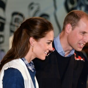 Kate Middleton et le prince William, duchesse et duc de Cambridge, ont pris part à une cérémonie de bienvenue traditionnelle lors de leur rencontre avec la nation Heiltsuk à la réserve amérindienne de Bella Bella le 26 septembre 2016, au troisième jour de leur visite officielle au Canada.