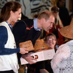 Kate Middleton et le prince William, duchesse et duc de Cambridge, ont pris part à une cérémonie de bienvenue traditionnelle lors de leur rencontre avec la nation Heiltsuk à la réserve amérindienne de Bella Bella le 26 septembre 2016, au troisième jour de leur visite officielle au Canada.