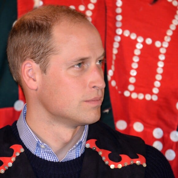 Kate Middleton et le prince William, duchesse et duc de Cambridge, ont pris part à une cérémonie de bienvenue traditionnelle lors de leur rencontre avec la nation Heiltsuk à la réserve amérindienne de Bella Bella le 26 septembre 2016, au troisième jour de leur visite officielle au Canada.