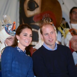 Kate Middleton et le prince William, duchesse et duc de Cambridge, ont pris part à une cérémonie de bienvenue traditionnelle lors de leur rencontre avec la nation Heiltsuk à la réserve amérindienne de Bella Bella le 26 septembre 2016, au troisième jour de leur visite officielle au Canada.