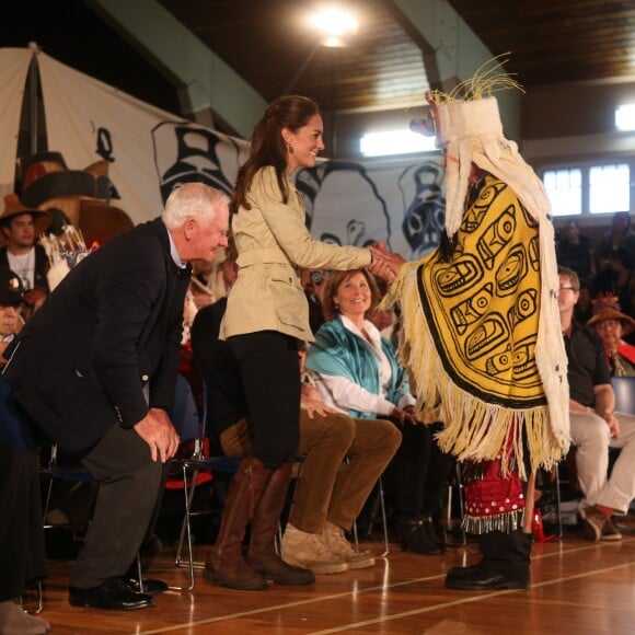 Kate Middleton et le prince William, duchesse et duc de Cambridge, ont pris part à une cérémonie de bienvenue traditionnelle lors de leur rencontre avec la nation Heiltsuk à la réserve amérindienne de Bella Bella le 26 septembre 2016, au troisième jour de leur visite officielle au Canada.