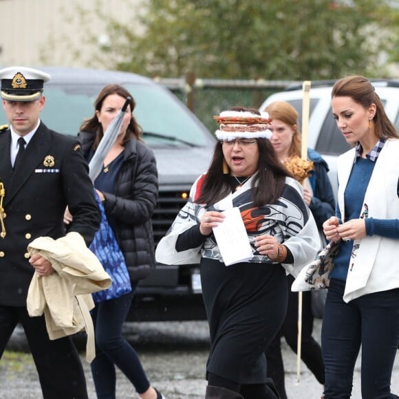 Kate Middleton et le prince William, duchesse et duc de Cambridge, ont pris part à une cérémonie de bienvenue traditionnelle lors de leur rencontre avec la nation Heiltsuk à la réserve amérindienne de Bella Bella le 26 septembre 2016, au troisième jour de leur visite officielle au Canada.