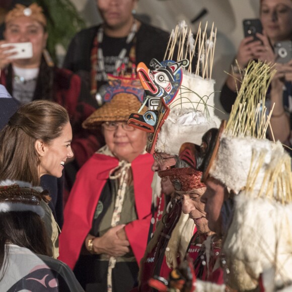 Kate Middleton et le prince William, duchesse et duc de Cambridge, ont pris part à une cérémonie de bienvenue traditionnelle lors de leur rencontre avec la nation Heiltsuk à la réserve amérindienne de Bella Bella le 26 septembre 2016, au troisième jour de leur visite officielle au Canada.