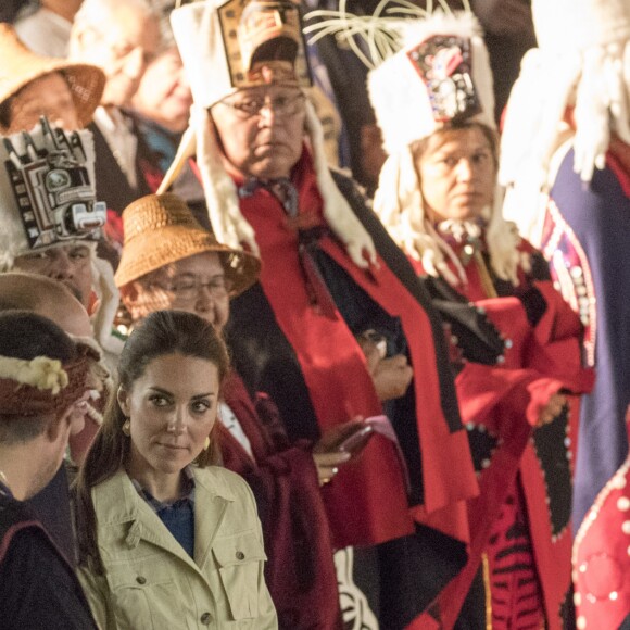 Kate Middleton et le prince William, duchesse et duc de Cambridge, ont pris part à une cérémonie de bienvenue traditionnelle lors de leur rencontre avec la nation Heiltsuk à la réserve amérindienne de Bella Bella le 26 septembre 2016, au troisième jour de leur visite officielle au Canada.