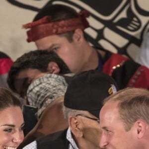 Kate Middleton et le prince William, duchesse et duc de Cambridge, ont pris part à une cérémonie de bienvenue traditionnelle lors de leur rencontre avec la nation Heiltsuk à la réserve amérindienne de Bella Bella le 26 septembre 2016, au troisième jour de leur visite officielle au Canada.