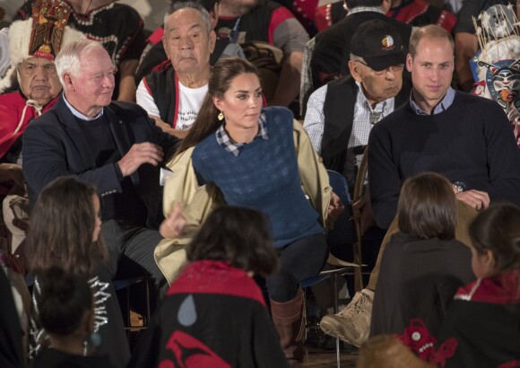 La duchesse Catherine enlève son trench Holland and Holland lors de la cérémonie. Kate Middleton et le prince William, duchesse et duc de Cambridge, ont pris part à une cérémonie de bienvenue traditionnelle lors de leur rencontre avec la nation Heiltsuk à la réserve amérindienne de Bella Bella le 26 septembre 2016, au troisième jour de leur visite officielle au Canada.