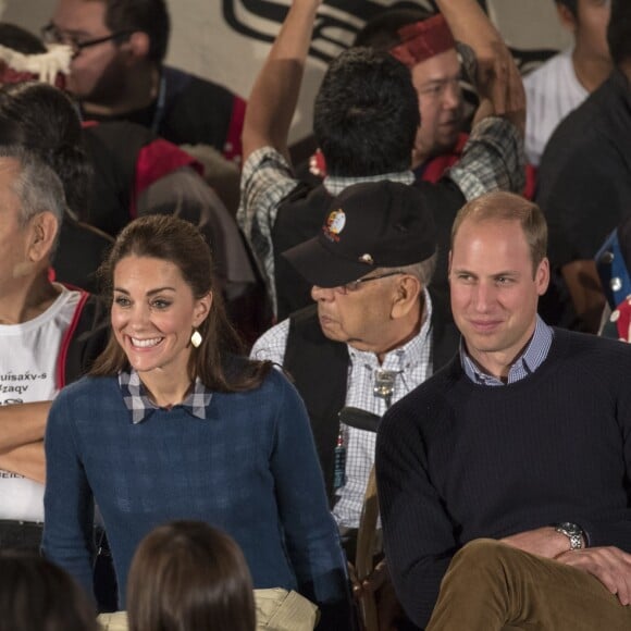 Kate Middleton et le prince William, duchesse et duc de Cambridge, ont pris part à une cérémonie de bienvenue traditionnelle lors de leur rencontre avec la nation Heiltsuk à la réserve amérindienne de Bella Bella le 26 septembre 2016, au troisième jour de leur visite officielle au Canada.