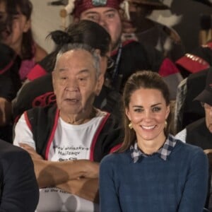 Kate Middleton et le prince William, duchesse et duc de Cambridge, ont pris part à une cérémonie de bienvenue traditionnelle lors de leur rencontre avec la nation Heiltsuk à la réserve amérindienne de Bella Bella le 26 septembre 2016, au troisième jour de leur visite officielle au Canada.