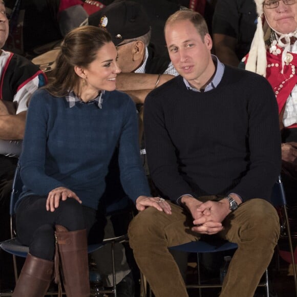 Kate Middleton et le prince William ont pris part en toute complicité - comme en témoigne la main de la duchesse sur la cuisse de son mari - à une cérémonie de bienvenue traditionnelle lors de leur rencontre avec la nation Heiltsuk à la réserve amérindienne de Bella Bella le 26 septembre 2016, au troisième jour de leur visite officielle au Canada.