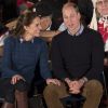 Kate Middleton et le prince William ont pris part en toute complicité - comme en témoigne la main de la duchesse sur la cuisse de son mari - à une cérémonie de bienvenue traditionnelle lors de leur rencontre avec la nation Heiltsuk à la réserve amérindienne de Bella Bella le 26 septembre 2016, au troisième jour de leur visite officielle au Canada.