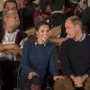 Kate Middleton et le prince William ont pris part en toute complicité - comme en témoigne la main de la duchesse sur la cuisse de son mari - à une cérémonie de bienvenue traditionnelle lors de leur rencontre avec la nation Heiltsuk à la réserve amérindienne de Bella Bella le 26 septembre 2016, au troisième jour de leur visite officielle au Canada.
