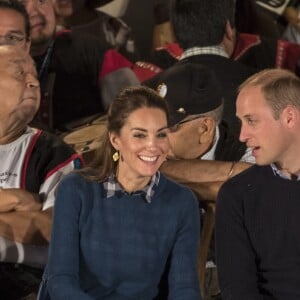 Kate Middleton et le prince William ont pris part en toute complicité - comme en témoigne la main de la duchesse sur la cuisse de son mari - à une cérémonie de bienvenue traditionnelle lors de leur rencontre avec la nation Heiltsuk à la réserve amérindienne de Bella Bella le 26 septembre 2016, au troisième jour de leur visite officielle au Canada.