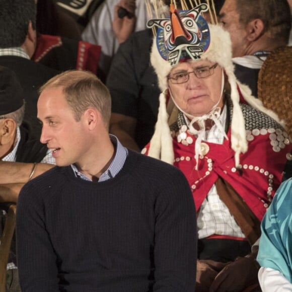 Kate Middleton et le prince William ont pris part en toute complicité - comme en témoigne la main de la duchesse sur la cuisse de son mari - à une cérémonie de bienvenue traditionnelle lors de leur rencontre avec la nation Heiltsuk à la réserve amérindienne de Bella Bella le 26 septembre 2016, au troisième jour de leur visite officielle au Canada.