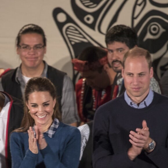 Kate Middleton et le prince William, duchesse et duc de Cambridge, ont pris part à une cérémonie de bienvenue traditionnelle lors de leur rencontre avec la nation Heiltsuk à la réserve amérindienne de Bella Bella le 26 septembre 2016, au troisième jour de leur visite officielle au Canada.