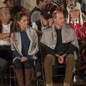 Kate Middleton et le prince William, duchesse et duc de Cambridge, ont pris part à une cérémonie de bienvenue traditionnelle lors de leur rencontre avec la nation Heiltsuk à la réserve amérindienne de Bella Bella le 26 septembre 2016, au troisième jour de leur visite officielle au Canada.