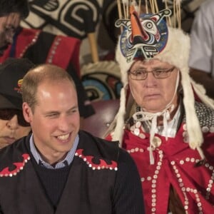 Kate Middleton et le prince William, duchesse et duc de Cambridge, ont pris part à une cérémonie de bienvenue traditionnelle lors de leur rencontre avec la nation Heiltsuk à la réserve amérindienne de Bella Bella le 26 septembre 2016, au troisième jour de leur visite officielle au Canada.