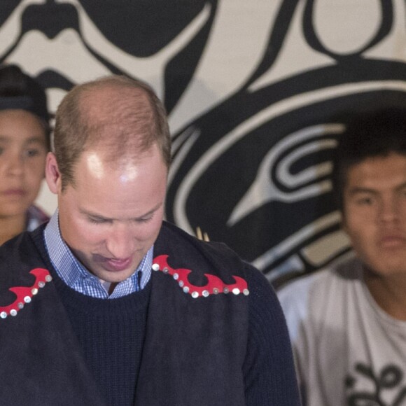 Kate Middleton et le prince William, duchesse et duc de Cambridge, ont pris part à une cérémonie de bienvenue traditionnelle lors de leur rencontre avec la nation Heiltsuk à la réserve amérindienne de Bella Bella le 26 septembre 2016, au troisième jour de leur visite officielle au Canada.