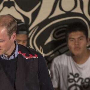 Kate Middleton et le prince William, duchesse et duc de Cambridge, ont pris part à une cérémonie de bienvenue traditionnelle lors de leur rencontre avec la nation Heiltsuk à la réserve amérindienne de Bella Bella le 26 septembre 2016, au troisième jour de leur visite officielle au Canada.