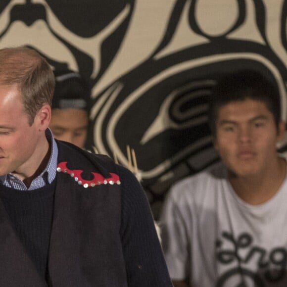 Kate Middleton et le prince William, duchesse et duc de Cambridge, ont pris part à une cérémonie de bienvenue traditionnelle lors de leur rencontre avec la nation Heiltsuk à la réserve amérindienne de Bella Bella le 26 septembre 2016, au troisième jour de leur visite officielle au Canada.