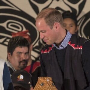 Kate Middleton et le prince William, duchesse et duc de Cambridge, ont pris part à une cérémonie de bienvenue traditionnelle lors de leur rencontre avec la nation Heiltsuk à la réserve amérindienne de Bella Bella le 26 septembre 2016, au troisième jour de leur visite officielle au Canada.