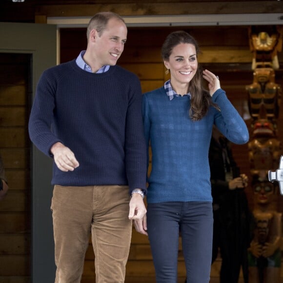 Kate Middleton et le prince William, duchesse et duc de Cambridge, ont pris part à une cérémonie de bienvenue traditionnelle lors de leur rencontre avec la nation Heiltsuk à la réserve amérindienne de Bella Bella le 26 septembre 2016, au troisième jour de leur visite officielle au Canada.