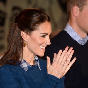 Kate Middleton et le prince William, duchesse et duc de Cambridge, ont pris part à une cérémonie de bienvenue traditionnelle lors de leur rencontre avec la nation Heiltsuk à la réserve amérindienne de Bella Bella le 26 septembre 2016, au troisième jour de leur visite officielle au Canada.